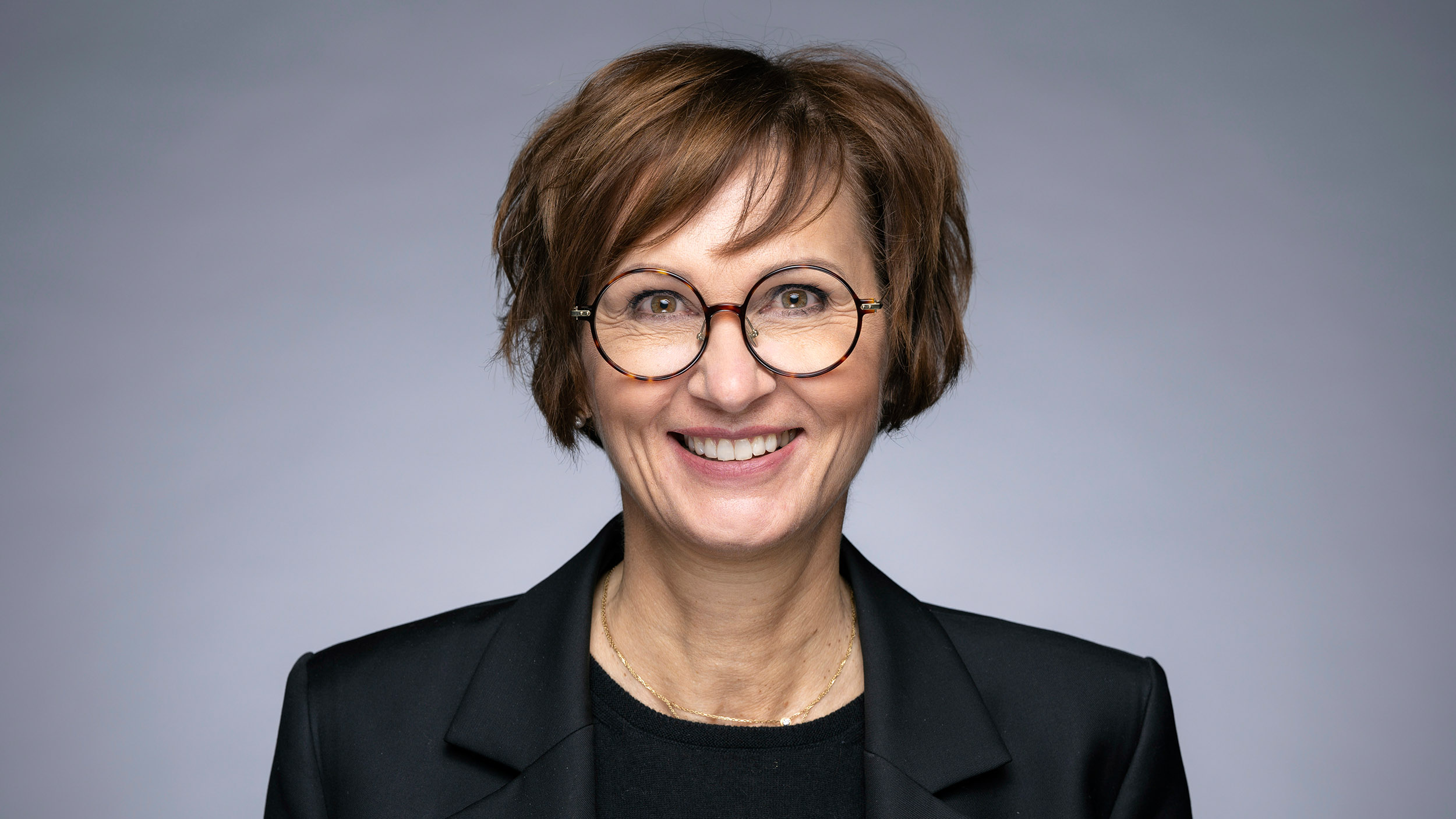 Bundesministerin Bettina Stark-Watzinger macht sich in Weinheim für die duale Ausbildung stark